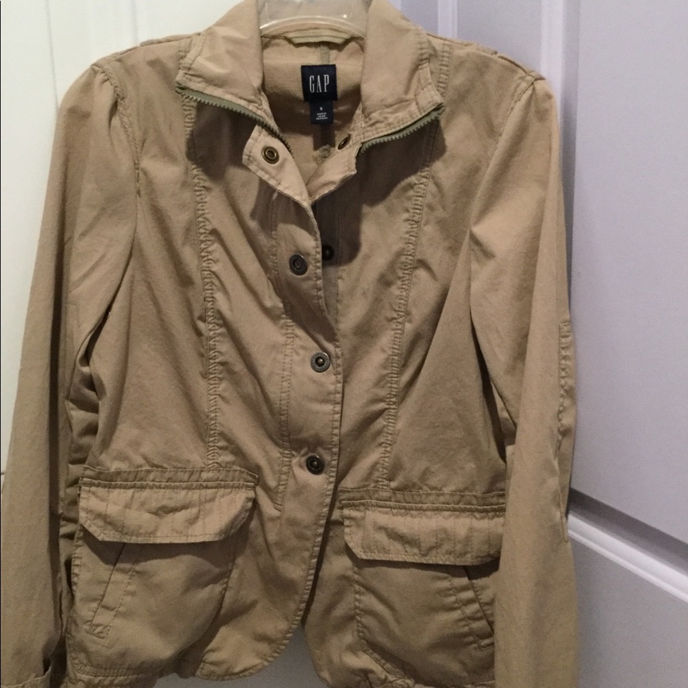 GAP 💯 %cotton jacket. Versatile styling.